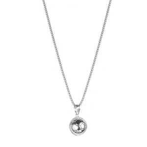 Collier pendentif ballon de football 3D en acier inoxydable argenté sur fond blanc