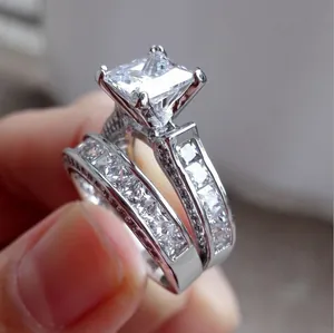 Elegantes zweiteiliges Hochzeitsring-Set mit Zirkonia im Prinzessschliff und Silberglanz