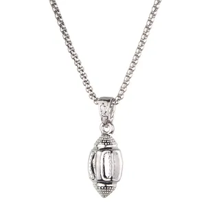 Vue détaillée du pendentif football américain argenté avec surface texturée et chaîne box