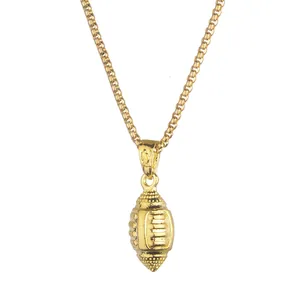 Gros plan détaillé du pendentif rugby doré avec texture réaliste et chaîne maille vénitienne