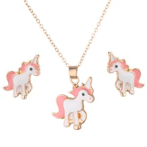Parure licorne avec collier doré et boucles d'oreilles en émail rose et blanc