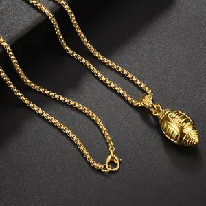 Détail du collier pendentif football américain doré avec une chaîne box texturée