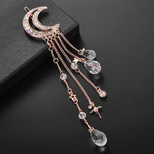 Pasador de luna oro rosa con borlas de diamantes y dijes de estrellas fondo negro