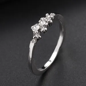 Elegante anello in argento con nove cristalli scintillanti in castone moderno