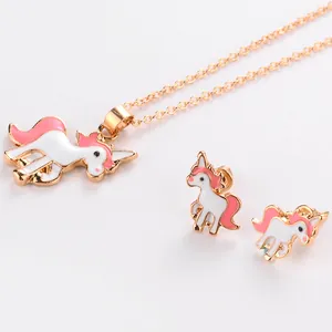 Détails de l'ensemble bijoux licorne avec collier pendentif émail et boucles d'oreilles clous