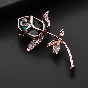Exquisito broche de flor en oro rosa con cristal verde oscuro y diamantes de imitación