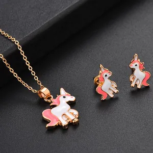 Détail d'un ensemble de bijoux licorne dorés avec finition en émail rose et blanc
