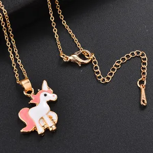 Détail du collier licorne émaillé avec placage doré sur un fond en cuir noir élégant