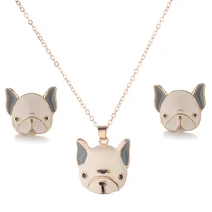 Parure bijoux bouledogue français émaillé avec collier et boucles d'oreilles rose
