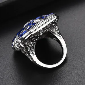 Anello cocktail vintage in argento con cristallo blu quadrato e filigrana