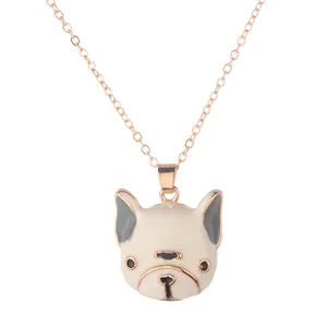 Détail du pendentif bouledogue français en or rose avec émail blanc et chaîne fine
