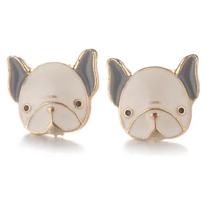 Vue détaillée de boucles d'oreilles bouledogue français en émail blanc et gris brillant