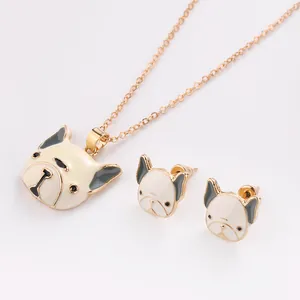 Détail de parure de bijoux Bouledogue Français avec pendentif émail et boucles