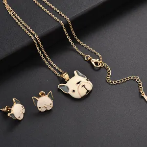 Détails du coffret bijoux bouledogue français en émail avec collier et boucles d'oreilles
