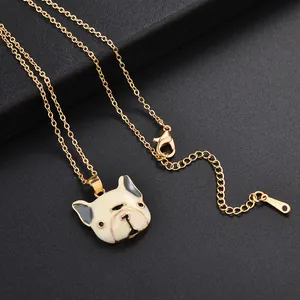 Détail d'un collier avec pendentif licorne et bouledogue doré en émail et fermoir
