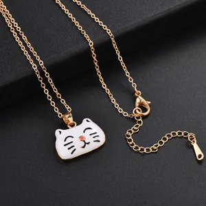 Gros plan détaillé d'un collier pendentif chat mignon avec chaîne dorée et fermoir mousqueton