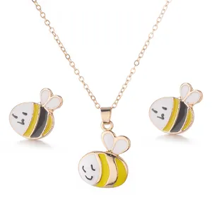 Parure bijoux abeille émaillée avec collier doré et boucles d'oreilles abeille