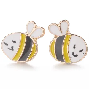 Détail des boucles d'oreilles abeilles avec émail coloré et finition en métal doré