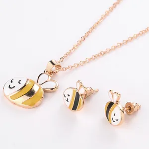 Détail du collier pendentif abeille jaune et des boucles d'oreilles assorties en kit