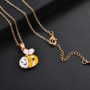Gros plan détaillé du collier pendentif abeille avec chaîne dorée et fermoir mousqueton