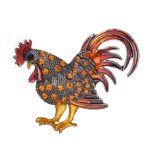Detalle de broche de gallo con esmalte degradado y brillantes cristales incrustados