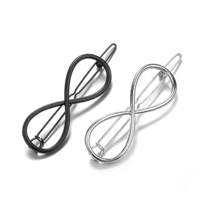 Primer plano de clips de metal para el pelo en forma de infinito en negro y plateado