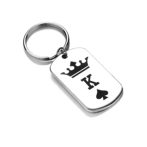 Llavero de acero inoxidable con corona King K y picas en una placa rectangular pulida
