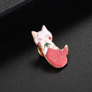 Simpatico spilla in smalto con gatto bianco, coda di sirena rossa e bordi dorati