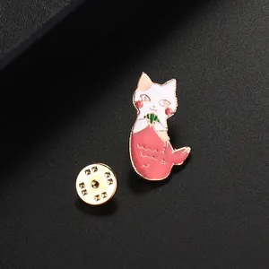 Spilla smaltata gatto sirena rosa con baffi bianchi su sfondo nero strutturato