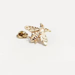 Elegante broche de abeja dorada con textura realista y cierre de mariposa seguro al dorso