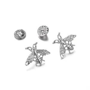 Elegante conjunto de broches de abeja plateados con alas texturizadas y cierre de mariposa