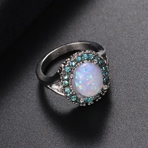 Detalle de anillo de plata vintage con ópalo ovalado y detalles de cristal azul
