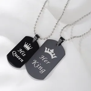 Detalle de los collares para pareja en acero inoxidable grabados Her King y His Queen