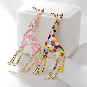 Broches de jirafa de moda con acabado en esmalte colorido y contornos de aleación dorada