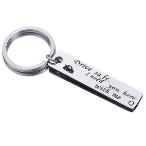 Vista macro de llavero de acero inoxidable con texto Drive safe I need you here grabado