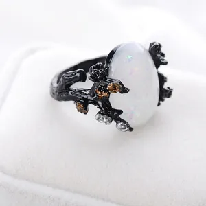 Macro-opname van bosstijl takring met witte opaal en zwarte metalen textuur