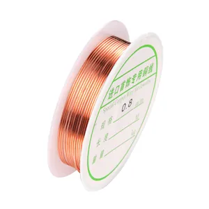 Detalle de hilo de cobre dorado de 0,8mm en carrete para creación de joyas DIY