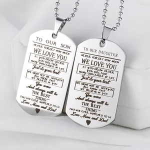 Detailopname van roestvrijstalen militaire hangers met motiverende tekst en een kralenketting