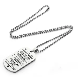Detailopname van roestvrijstalen legerplaatje ketting met inspirerende tekst voor zoon