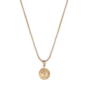 Collier doré avec pendentif basket texturé et chaîne à maillons robustes