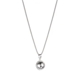 Collier avec pendentif ballon de football argenté poli et chaîne fine élégante