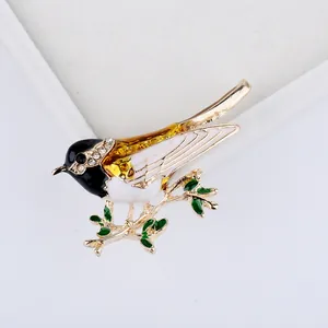 Exquisito broche de pájaro en rama con esmalte colorido y brillantes de imitación