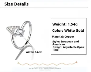 Détail d'une bague ajustable en cuivre avec lettre A et zircon pesant environ 1,54g