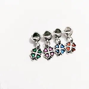 Set de cuatro colgantes de trébol de cuatro hojas de colores para joyería DIY