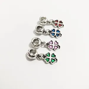 Detalle de dijes de trébol de cuatro hojas en plata con esmalte colorido para pulseras DIY