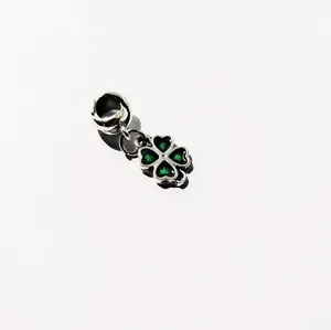 Detalle macro de un dije de trébol verde con hojas de corazón para pulseras DIY