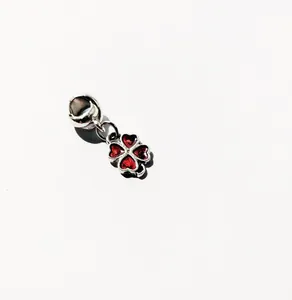 Detalle de colgante trébol de plata con corazones de esmalte rojo para joyas DIY