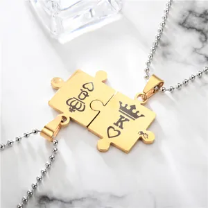 Détail de pendentifs puzzle King et Queen avec couronnes sur chaînes à billes argentées
