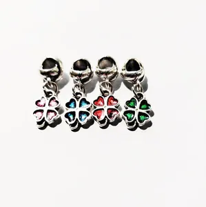 Set de cuatro dijes de trébol en rosa, azul, rojo y verde para pulseras DIY