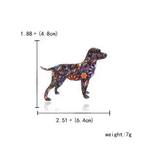 Vista detallada del broche de galgo con patrones florales coloridos y medidas exactas
